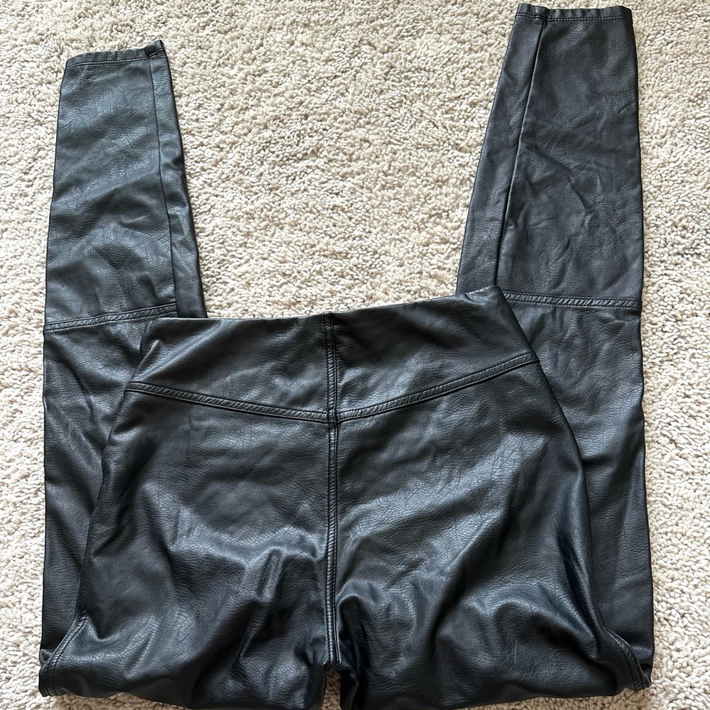 Amazing! Lyssé High Quality Black Faux Leather Textured Leggings Small Pants
